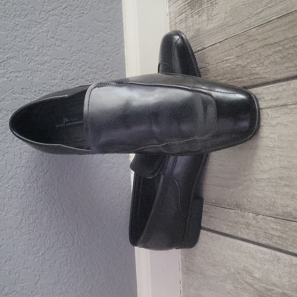 Marc Anthony size 9 leather slip on loafer dress shoes